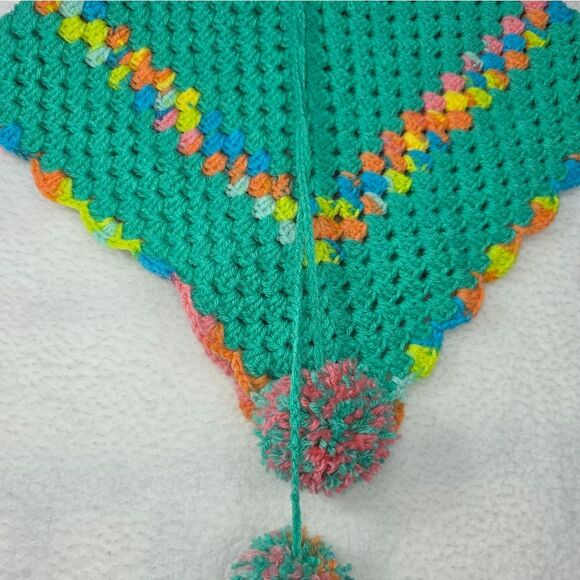 Poncho Handmade vibrant green crochet poncho adorned with pom-poms. - Picture 13 of 13